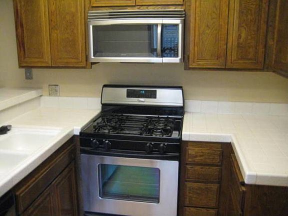 Stove/Microwave/kitchen