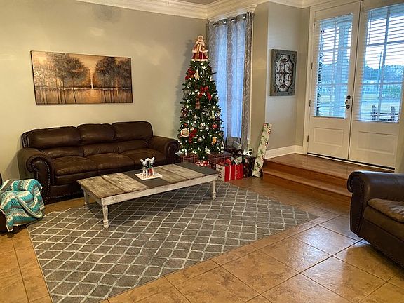 2nd image of 909 Southlake Cir