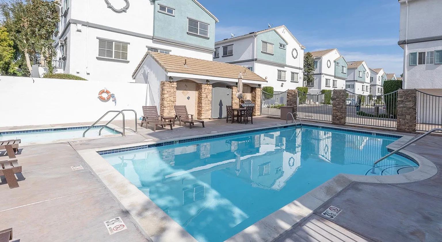 3 bed, 2.5 bath, 1280 sqft, $3,780 — Photo 3