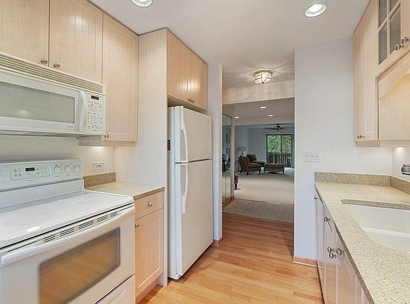 3rd image of 1701 Northfield Sq APT F