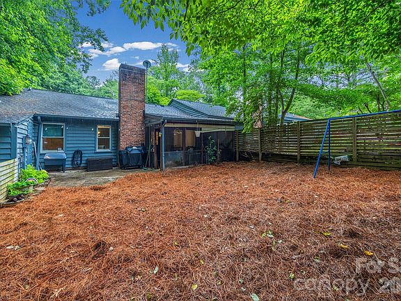 3rd image of 122 Foxwood Village Dr