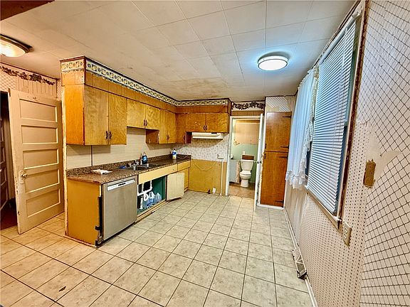 5th image of 644 W Division St