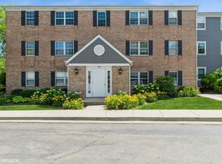 152 E Winchester Rd APT D, Libertyville, IL 60048