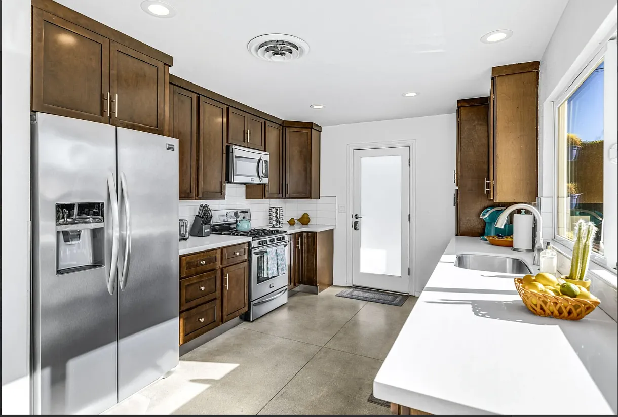 452 N Monterey Rd — Photo 3