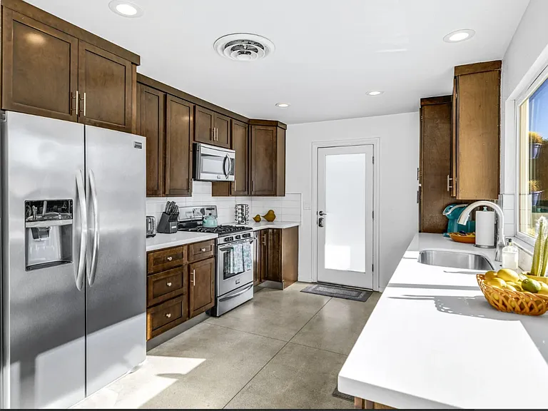 452 N Monterey Rd — Photo 3