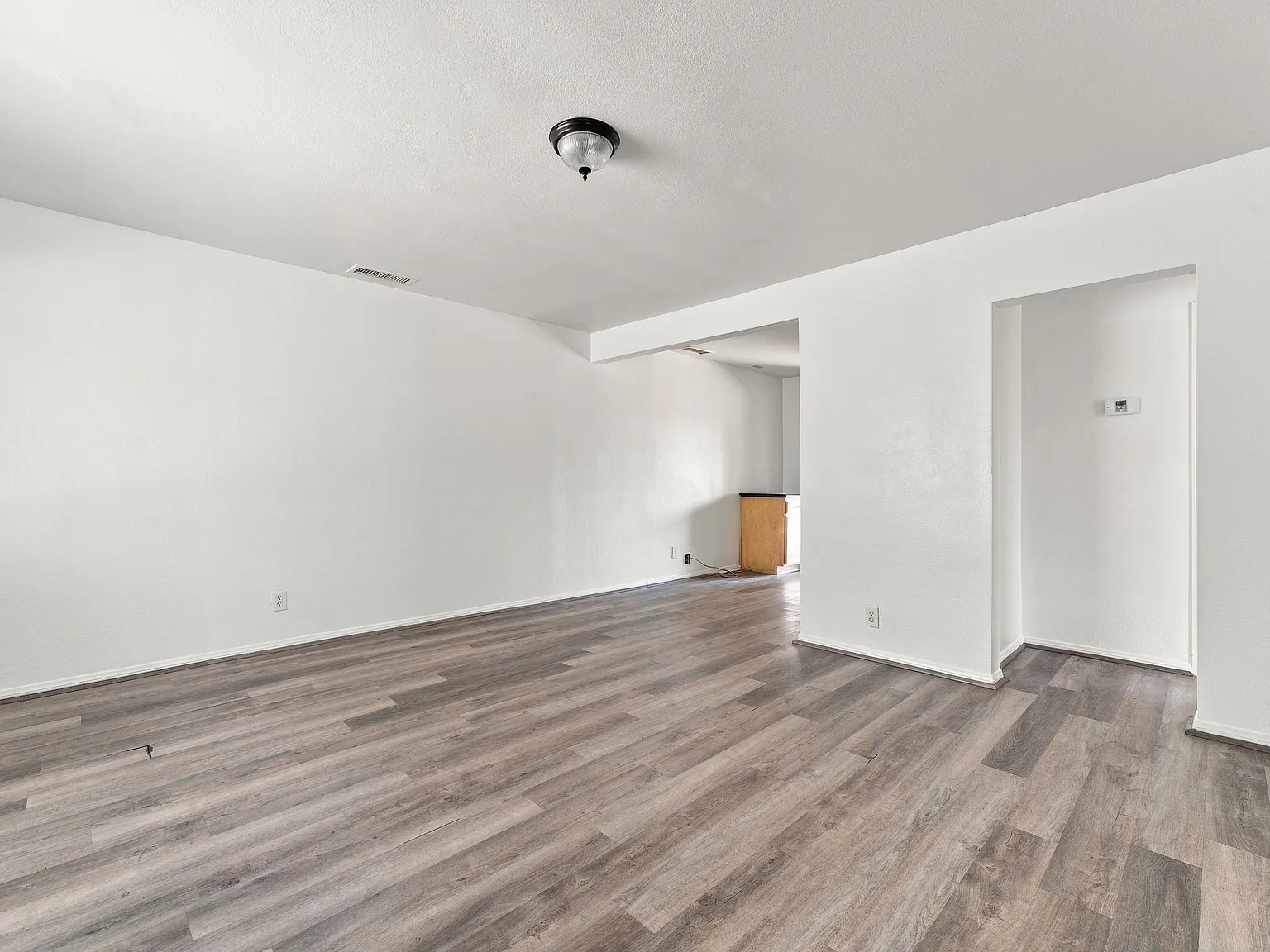 3 bed, 1000 sqft, $3,200 — Photo 3