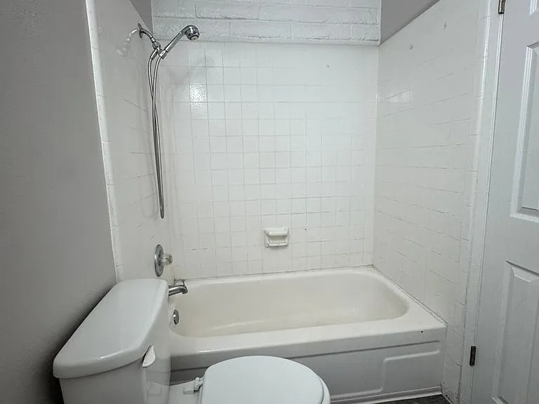 3260-3276 3306 Alexander Dr — Photo 25