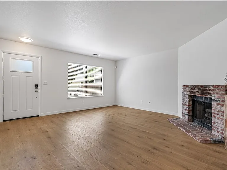 843 Falcon Way — Photo 3
