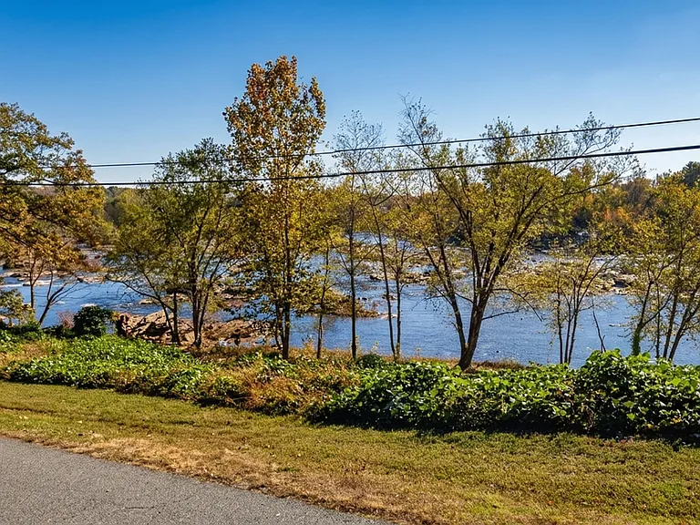 428 Ingleside Dr — Photo 3