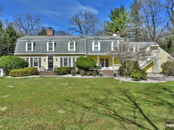 881 Circle Ave, Franklin Lakes, NJ 07417