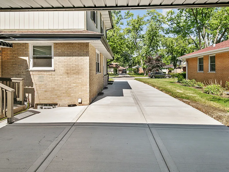 3N425 N Howard Ave — Photo 42