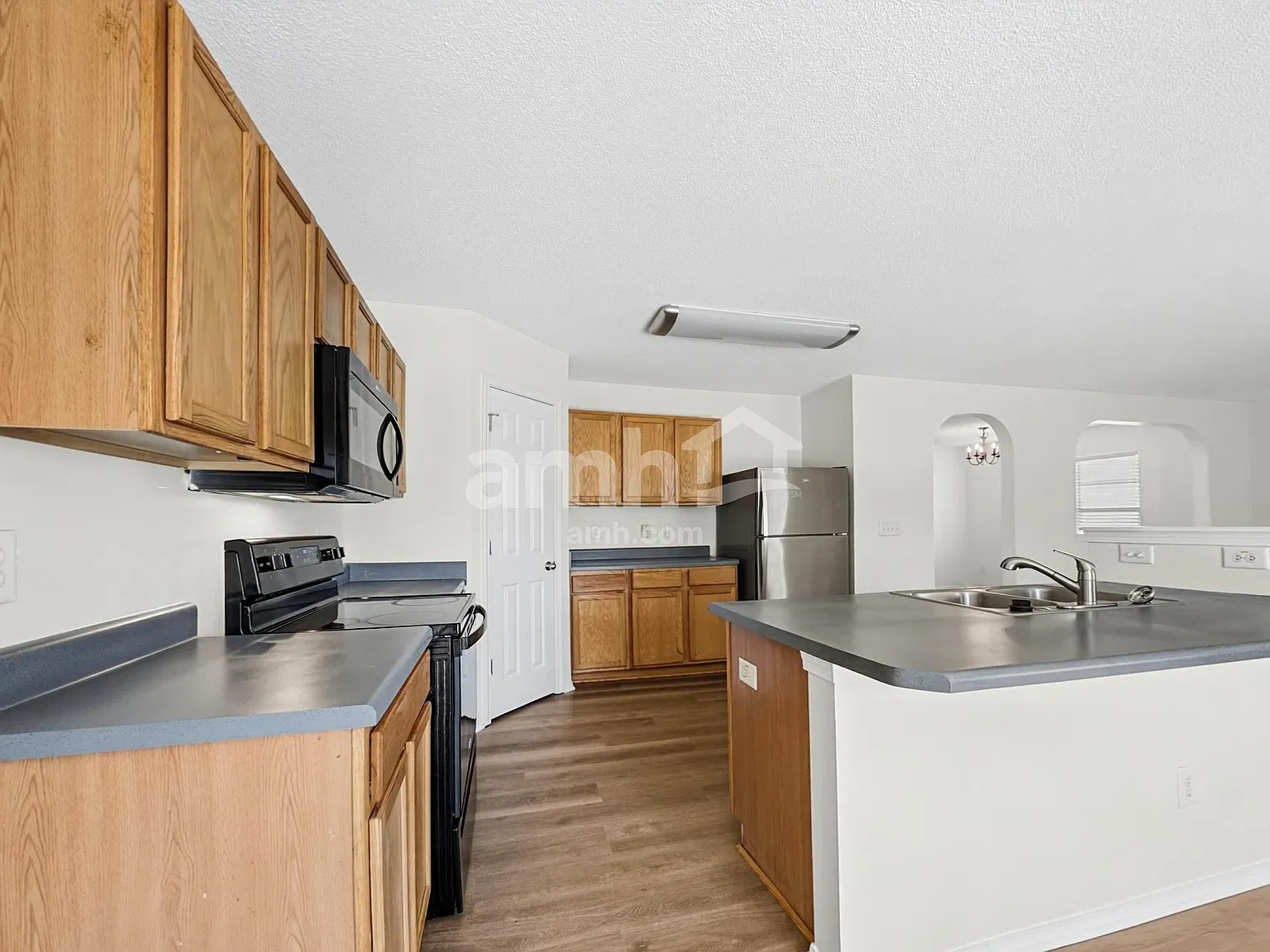 4 bed, 3.0 bath, 2340 sqft, $2,285 — Photo 4