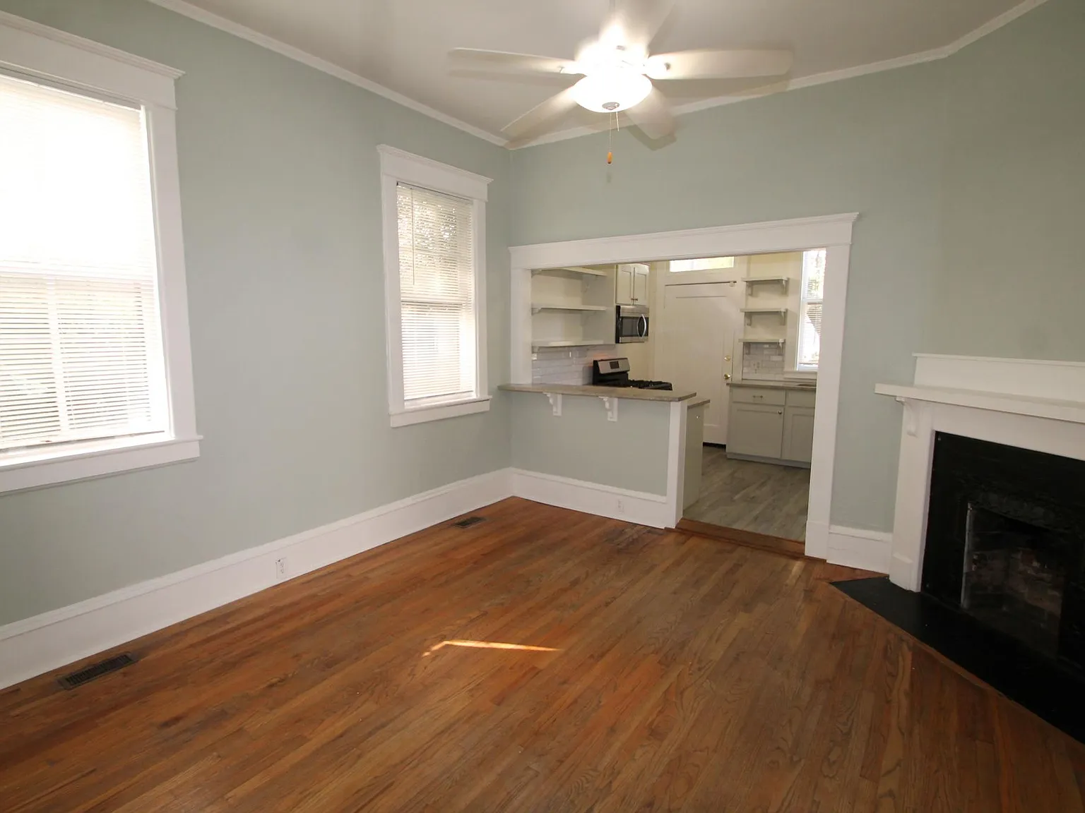 3 bed, 2.5 bath, 1425 sqft, $2,400 — Photo 3