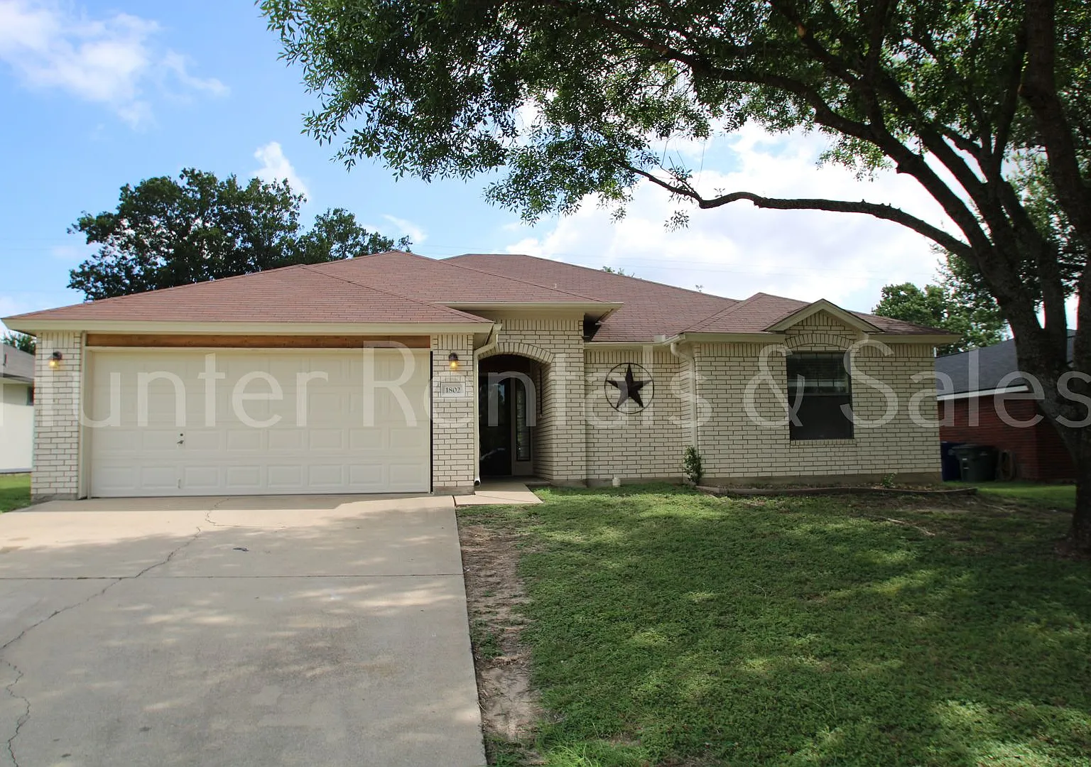 Charming 3-Bedroom Home with New Carpet and Spacious Backyard — Photo 1