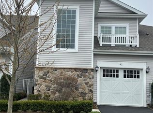 41 Greentree Ct, Shirley, NY 11967