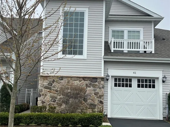 41 Greentree Court, Shirley, NY 11967