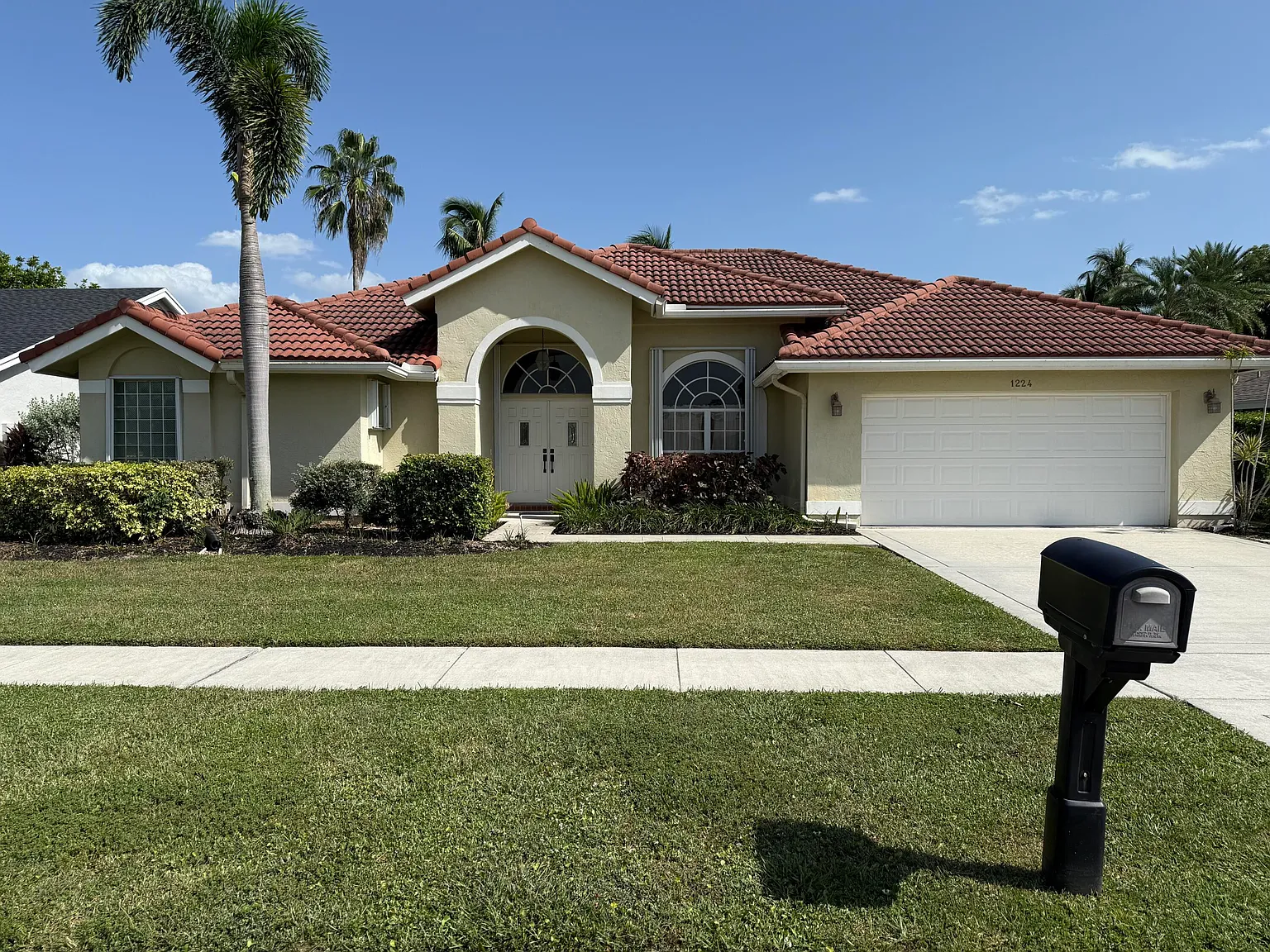 3 bed, 2.0 bath, 2028 sqft, $3,850 — Photo 1