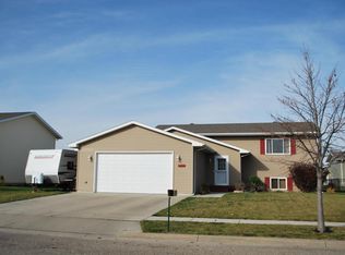 1220 Plum Ln, Aberdeen, SD 57401