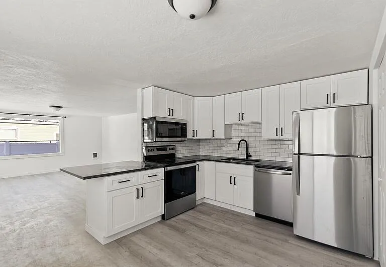1027 S Beeman St — Photo 4