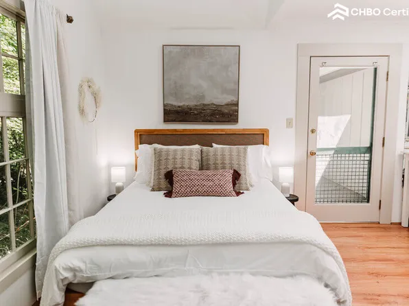 1120 Sourwood Dr #A, Chapel Hill, NC 27517