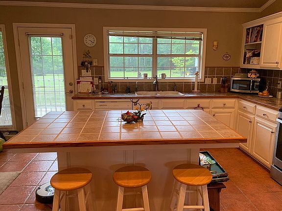 Island facing kitchen