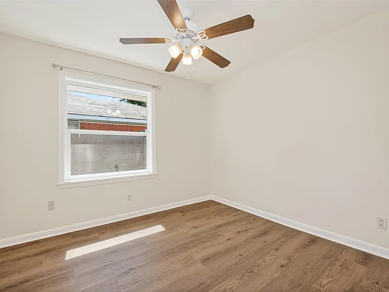 7950 Longridge Dr — Photo 43