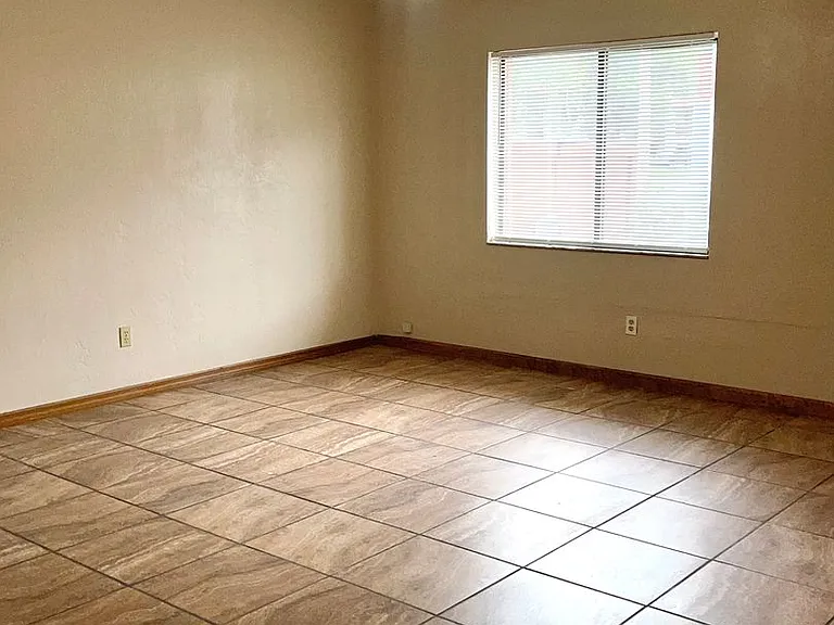 2085 Oak Meadow Cir — Photo 3