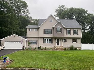 34 Quaker Pl, Milford, CT 06460
