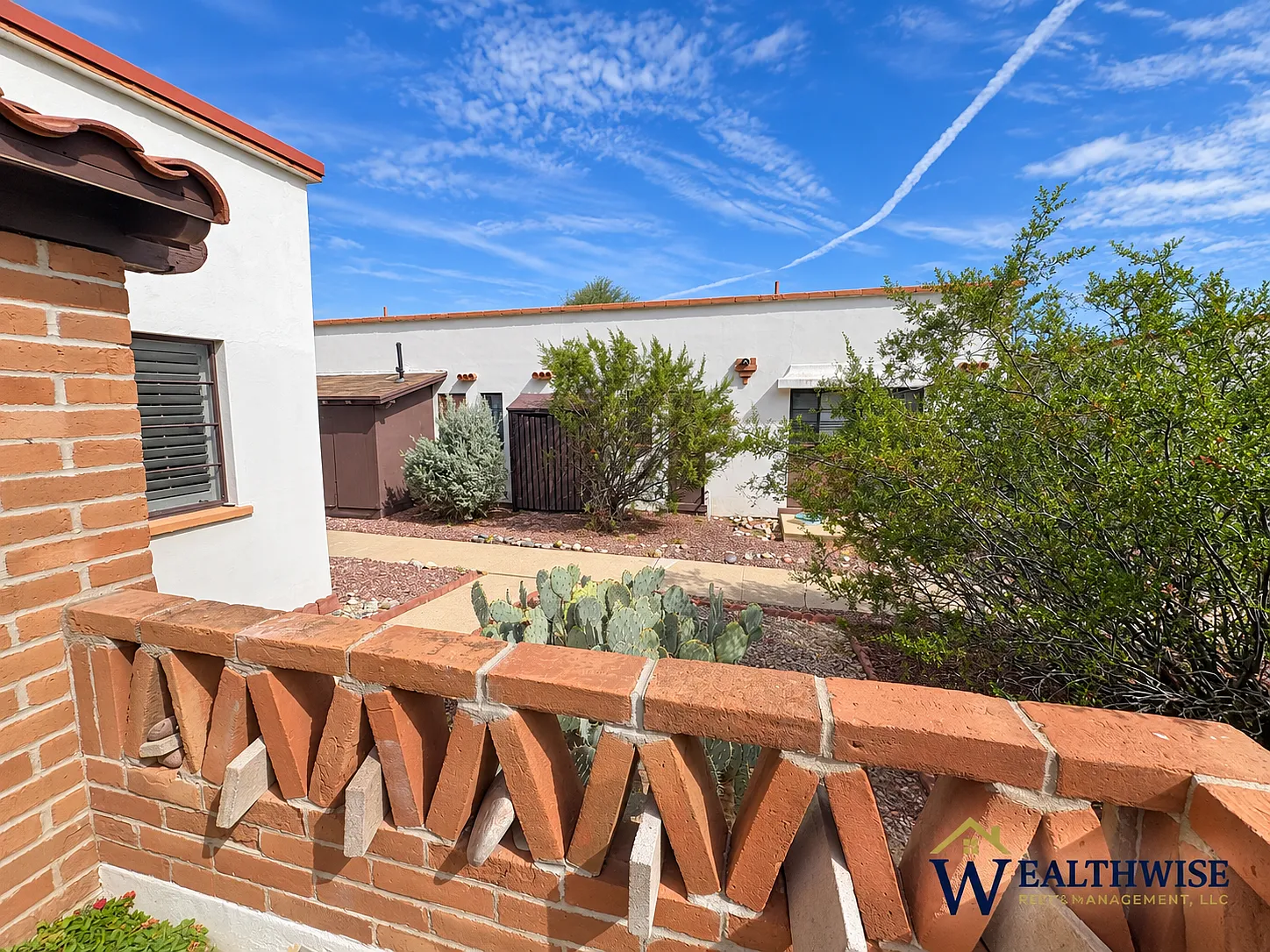 2 bed, 1.0 bath, 696 sqft, $1,200 — Photo 2
