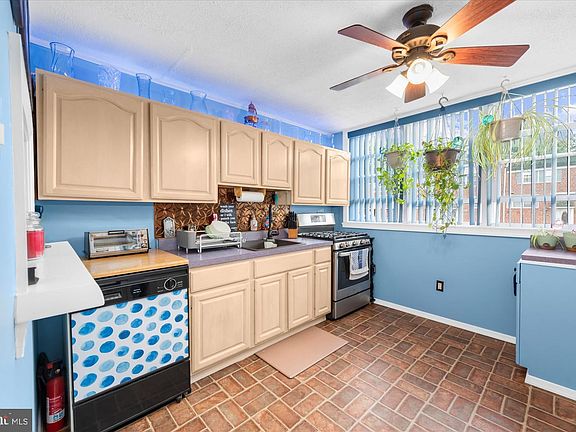 3rd image of 3028 Fairdale Rd
