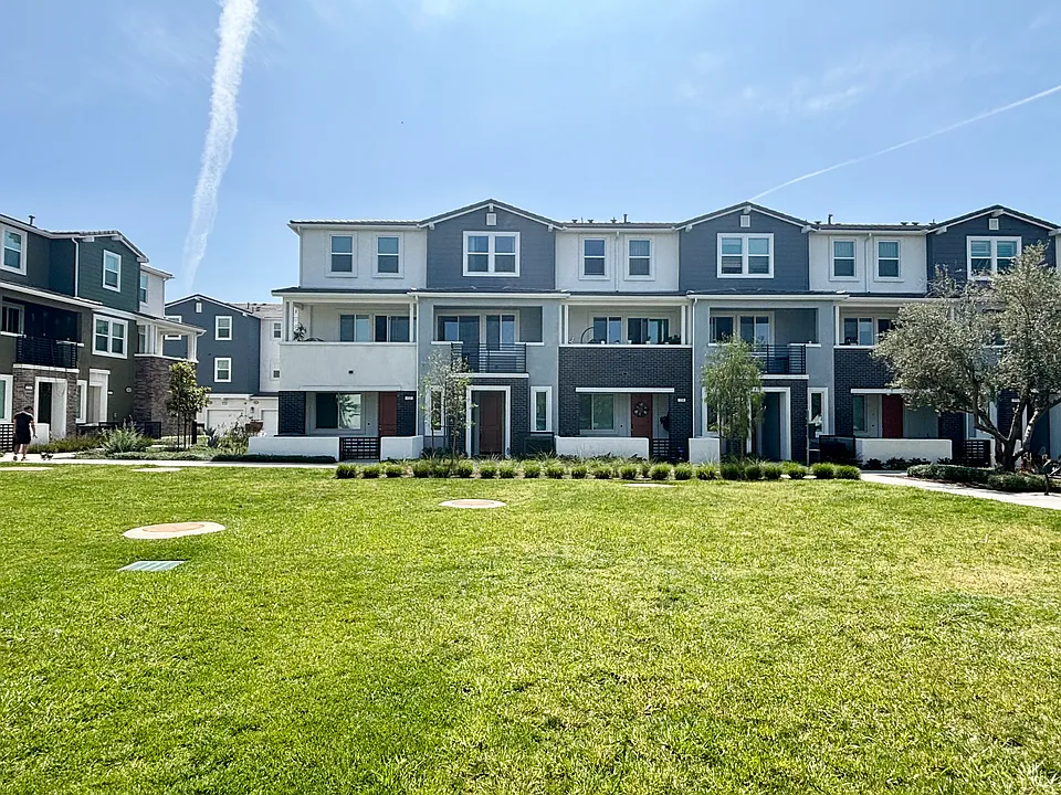 320 Lockhart Way