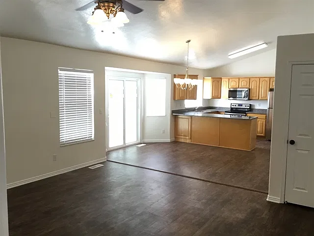 6 bed, 3.0 bath, 3378 sqft, $3,075 — Photo 4