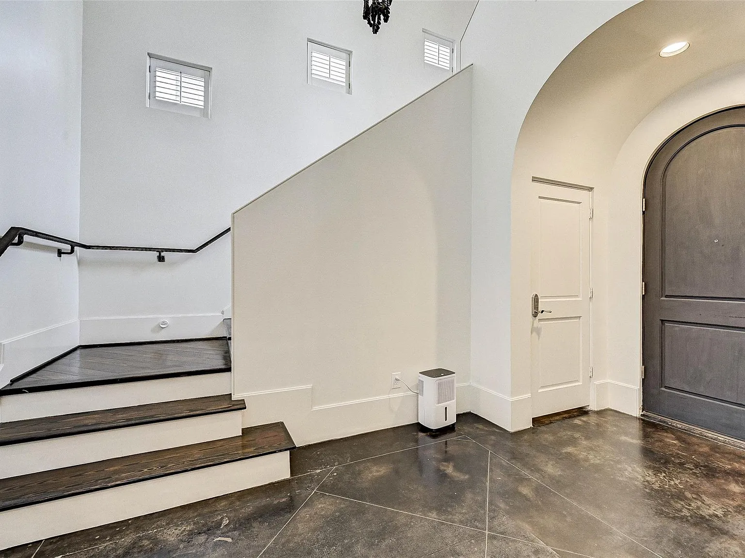 4 bed, 4.0 bath, 3981 sqft, $4,350 — Photo 4