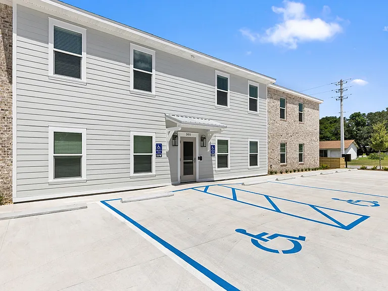305 Okaloosa Ave — Photo 32