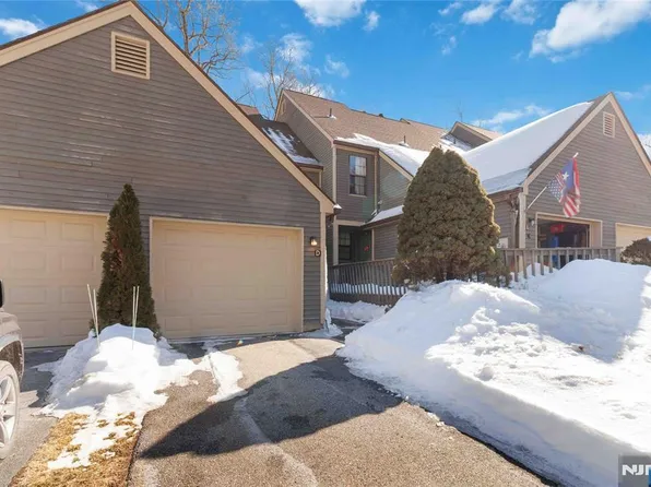 16D Quincy Ln, West Milford, NJ 07480