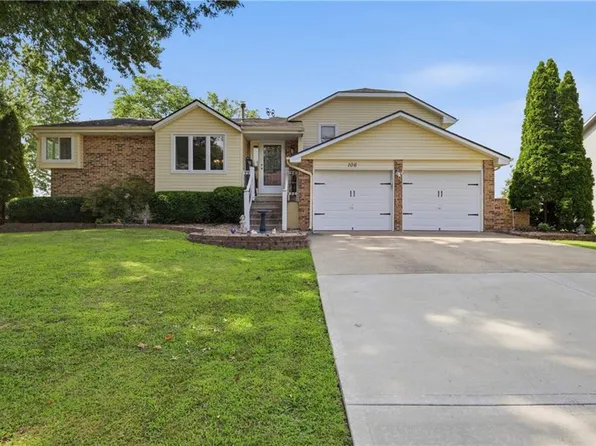 106 SE Williamsburg Dr, Blue Springs, MO 64014