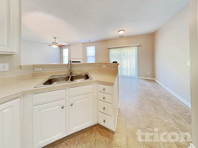 312 Buckthorne Dr — Photo 6