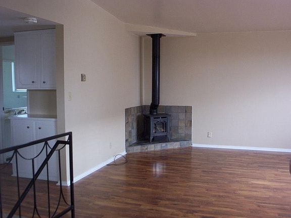 3rd image of 215 Kelp St
