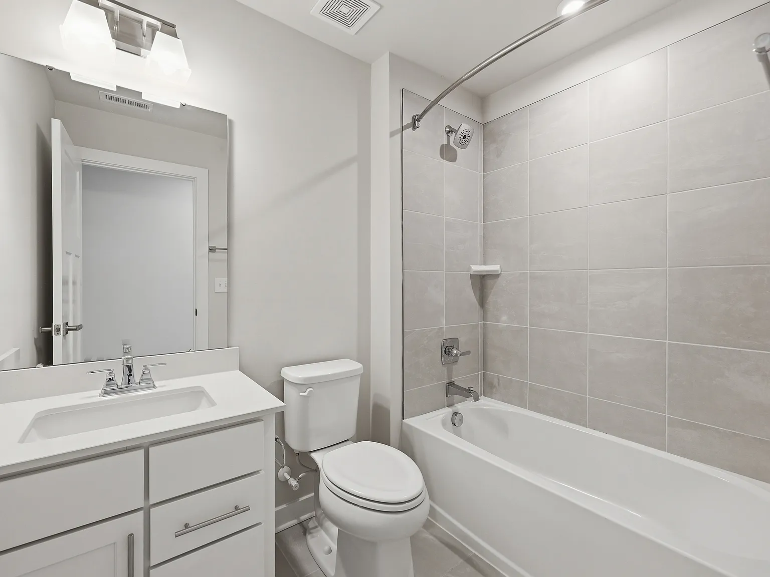 3 bed, 2336 sqft, $2,550 — Photo 2