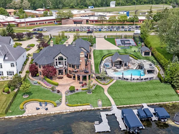 2559 N Long Lake Rd, Fenton, MI 48430