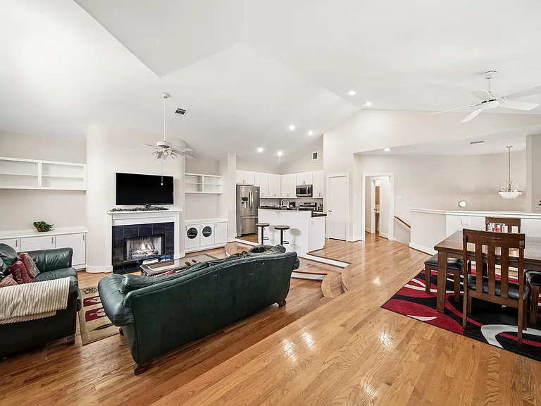 9802 Cynthia Ann Ct — Photo 16