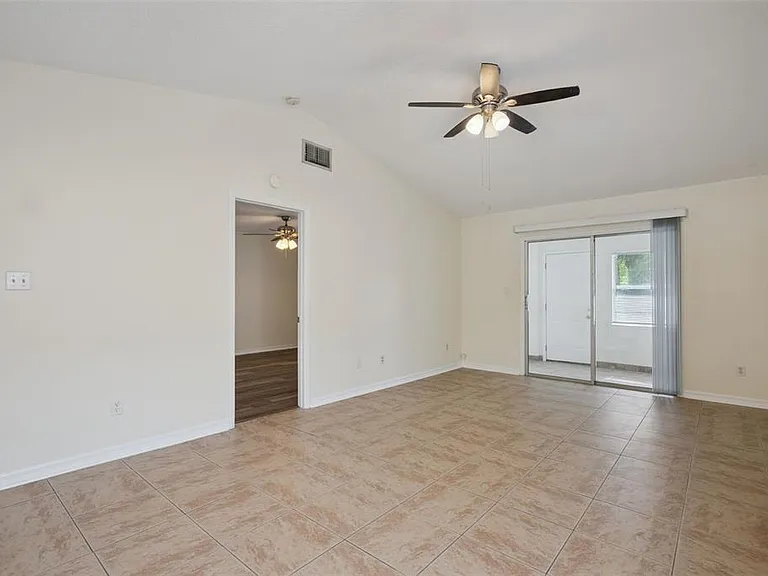 2725 Mayer St — Photo 4