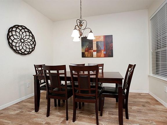 Enjoy the relaxing atmosphere in this open dining space. Ideal for any meal of the day or special gatherings.