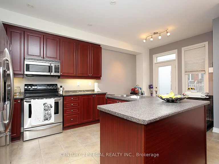 16 Thatcher Cres — Photo 25
