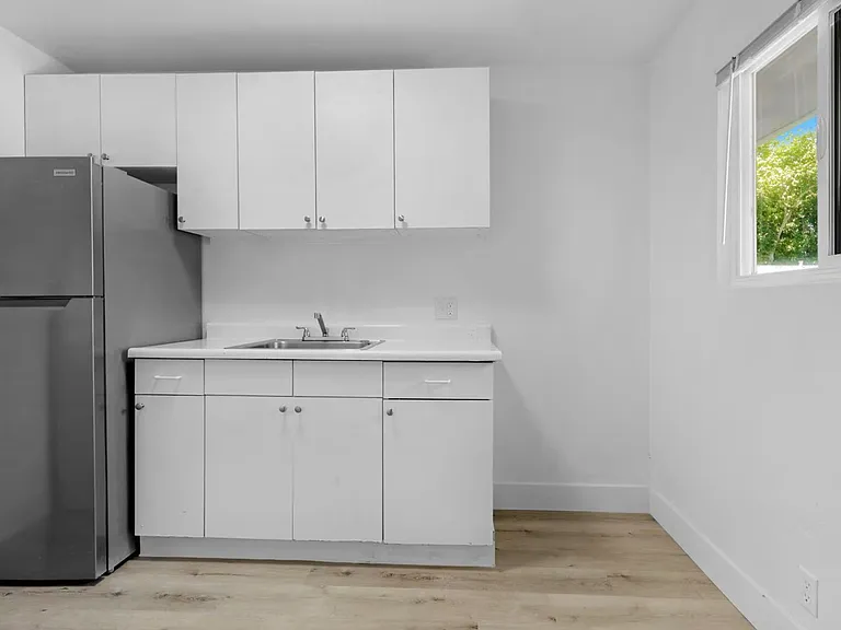 B Street Apartments — Photo 7