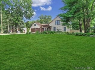 8 White Spruce Cir, Commack, NY 11725