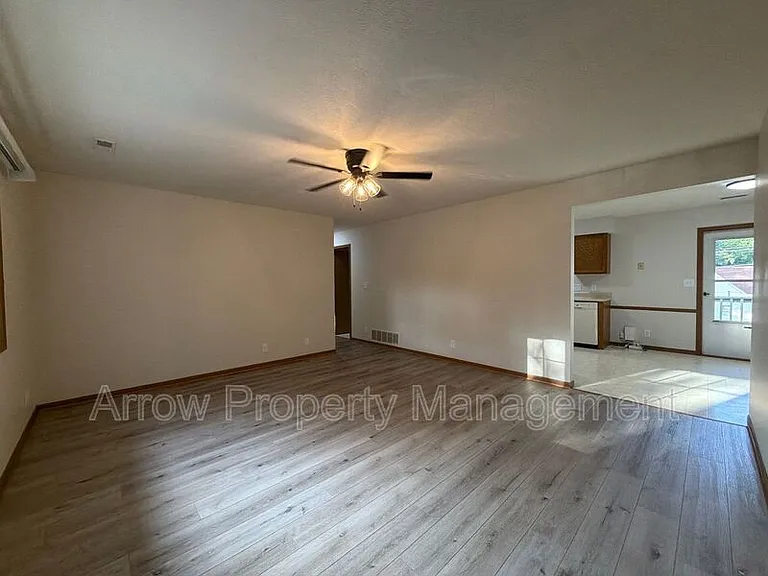 535 S Oak St #1 — Photo 3