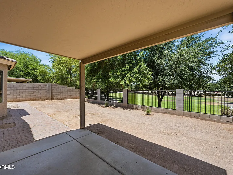 1616 E Desert Ln — Photo 22