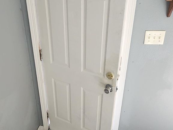 3rd image of 912 W 2nd Ave