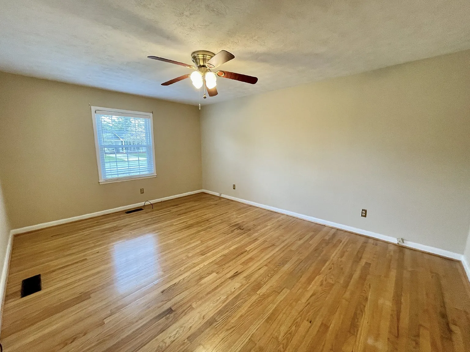 3 bed, 1.5 bath, 1331 sqft, $1,400 — Photo 2